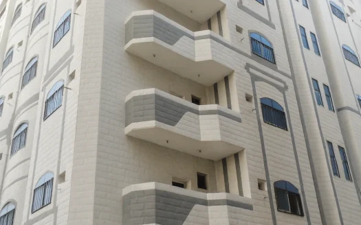 مبنى ضخم على ثلاث شوارع – خور مكسر